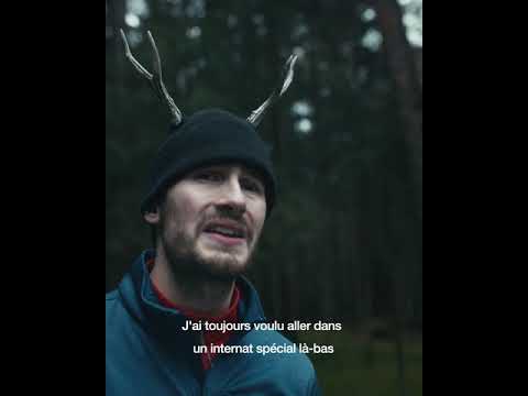 Un homme Un ensemble de bois. Un rêve: tirer le traîneau du Père Noël.